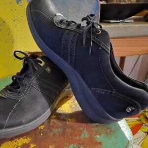 NEW ARAVON BY NEW BALANCE SUEDE SNEAKERS SZ 9AA